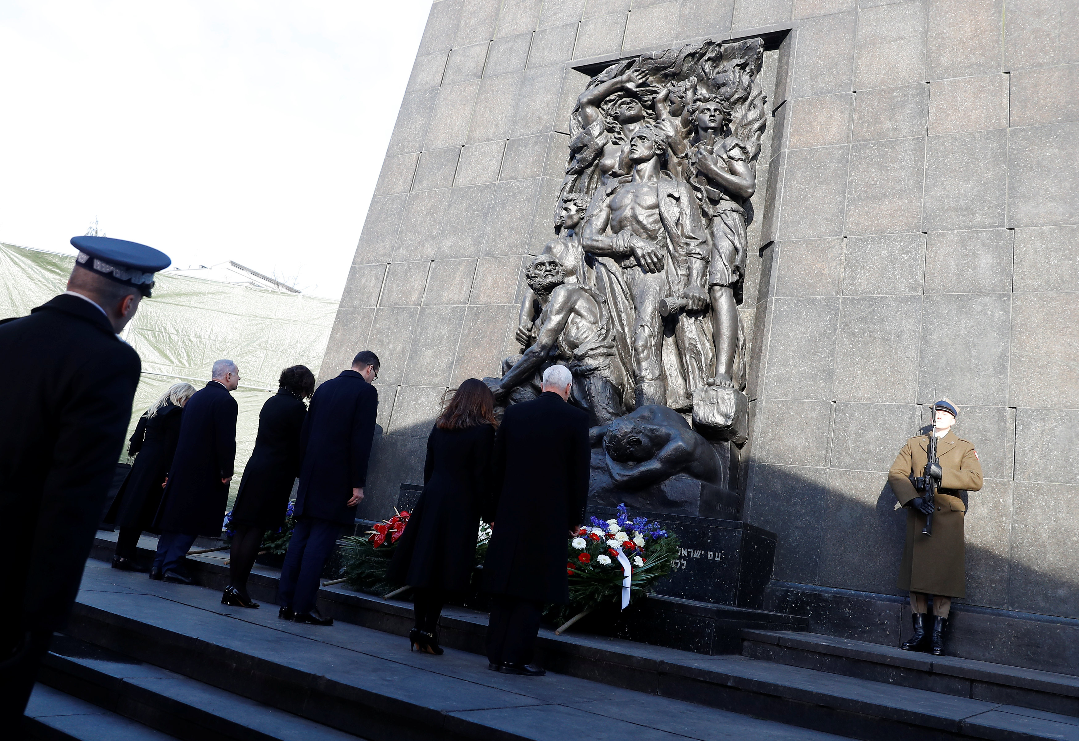 نتنياهو يضع أكاليل من الزهور على النصب التذكارى لانتفاضة وارسو
