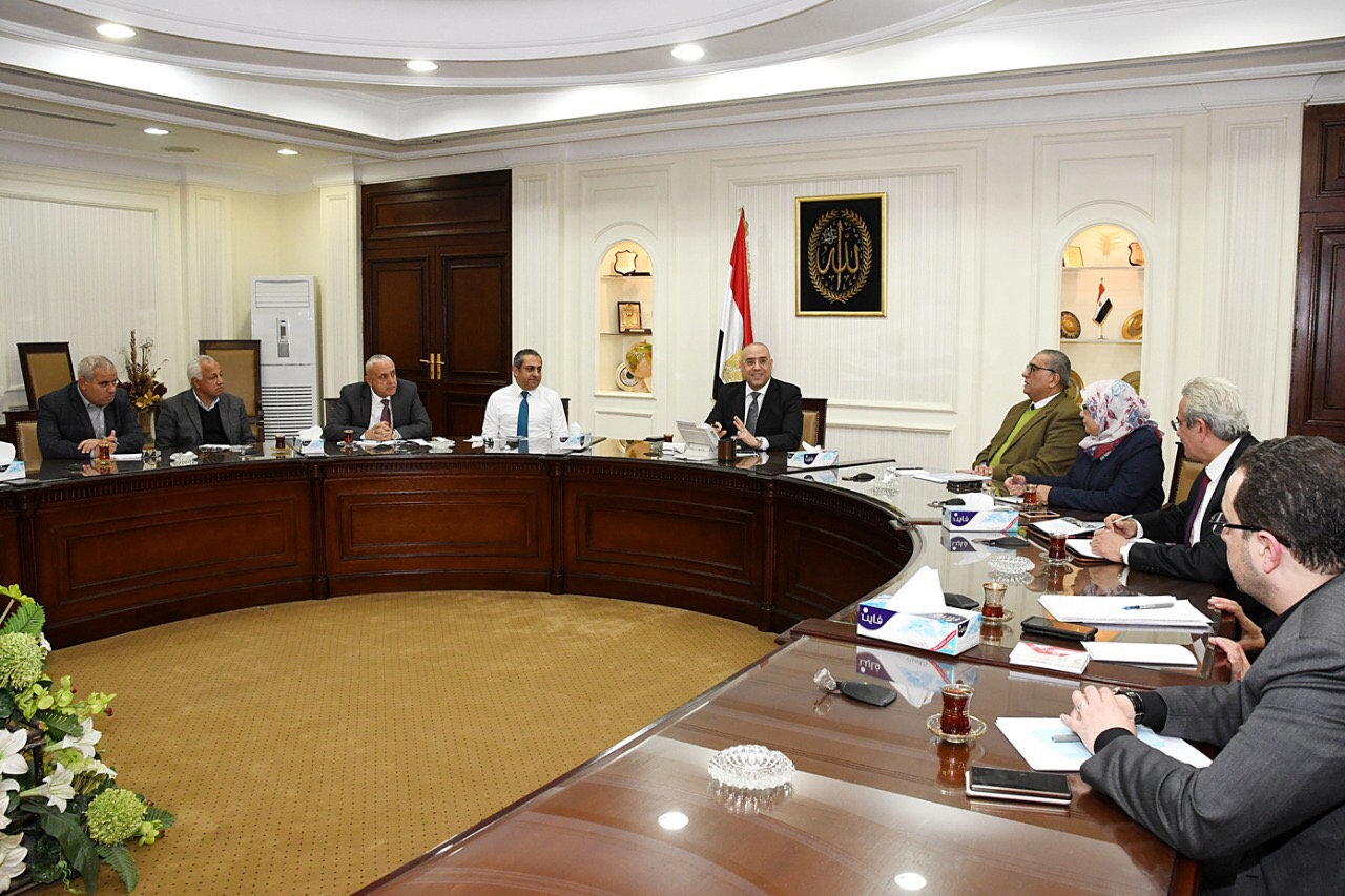 وزير الإسكان خلال اجتماعه بقيادات هيئة المجتمعات العمرانية الجديدة (3)