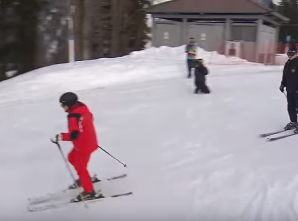 رئيس روسيا ظهر باللون الأحمر خلال التزلج على الجليد