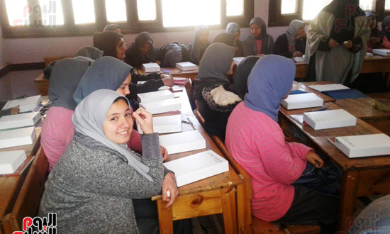 محافظ سوهاج يوزع 340 تابلت على طالبات الثانوية (9)
