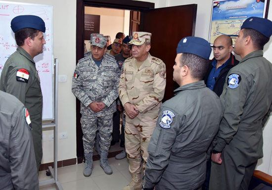 وزير الدفاع يتفقد مراحل الإعداد والتأهيل العلمى لطلبة القوات الجوية (2)