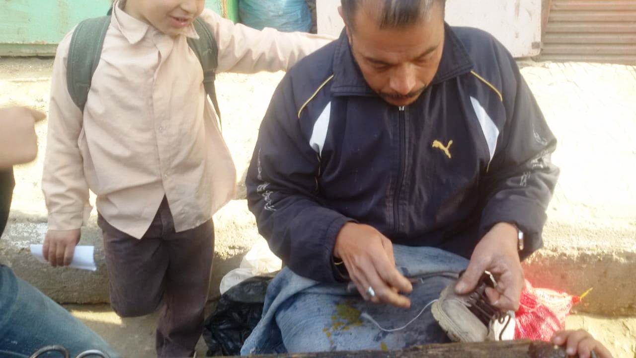 محمد يتحدى الإعاقة بالعمل فى تصليح الأحذية منذ 20 عاما فى بنى سويف (12)