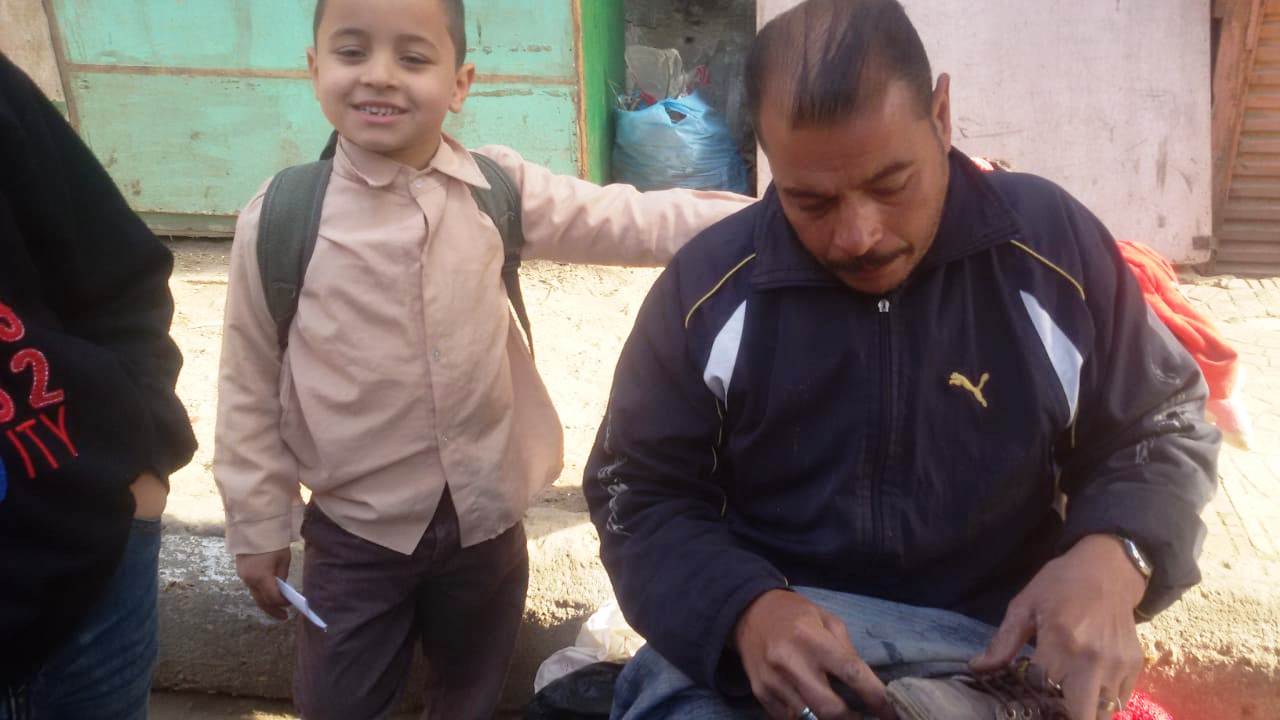 محمد يتحدى الإعاقة بالعمل فى تصليح الأحذية منذ 20 عاما فى بنى سويف (9)