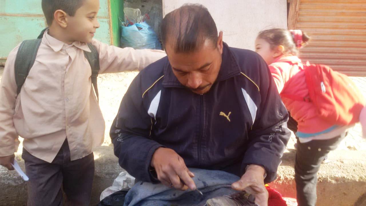 محمد يتحدى الإعاقة بالعمل فى تصليح الأحذية منذ 20 عاما فى بنى سويف (10)