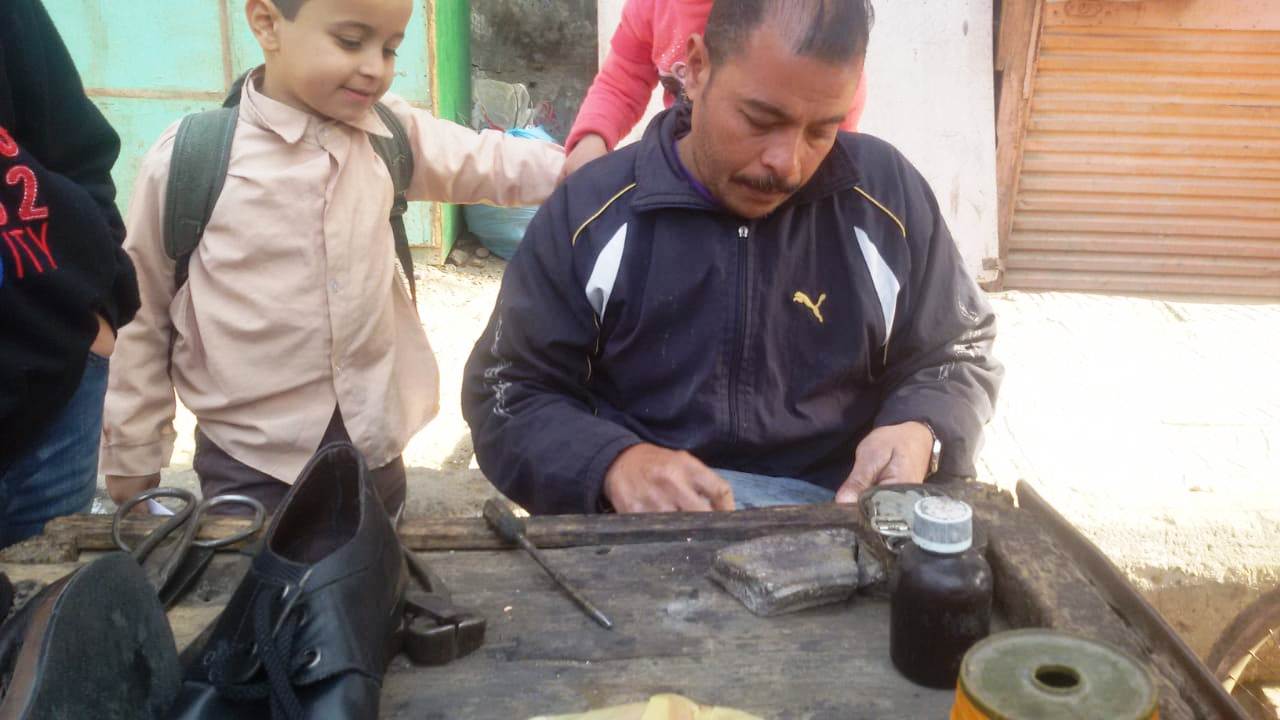 محمد يتحدى الإعاقة بالعمل فى تصليح الأحذية منذ 20 عاما فى بنى سويف (8)