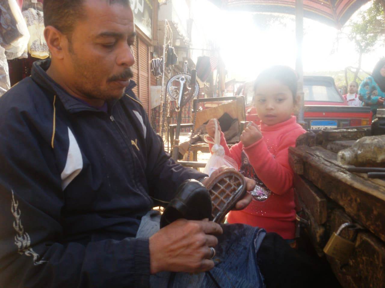 محمد يتحدى الإعاقة بالعمل فى تصليح الأحذية منذ 20 عاما فى بنى سويف (1)