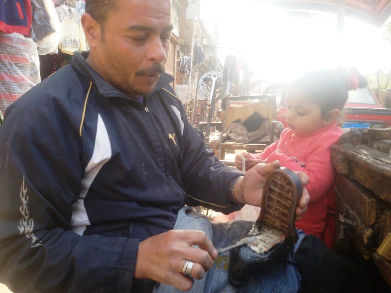 محمد يتحدى الإعاقة بالعمل فى تصليح الأحذية منذ 20 عاما فى بنى سويف (5)
