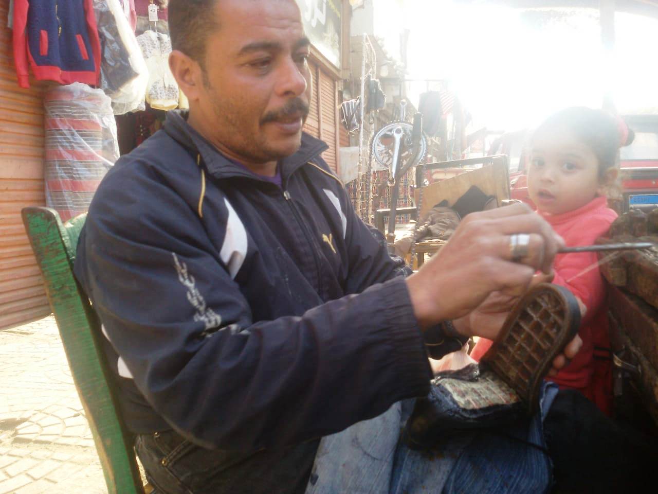محمد يتحدى الإعاقة بالعمل فى تصليح الأحذية منذ 20 عاما فى بنى سويف (4)