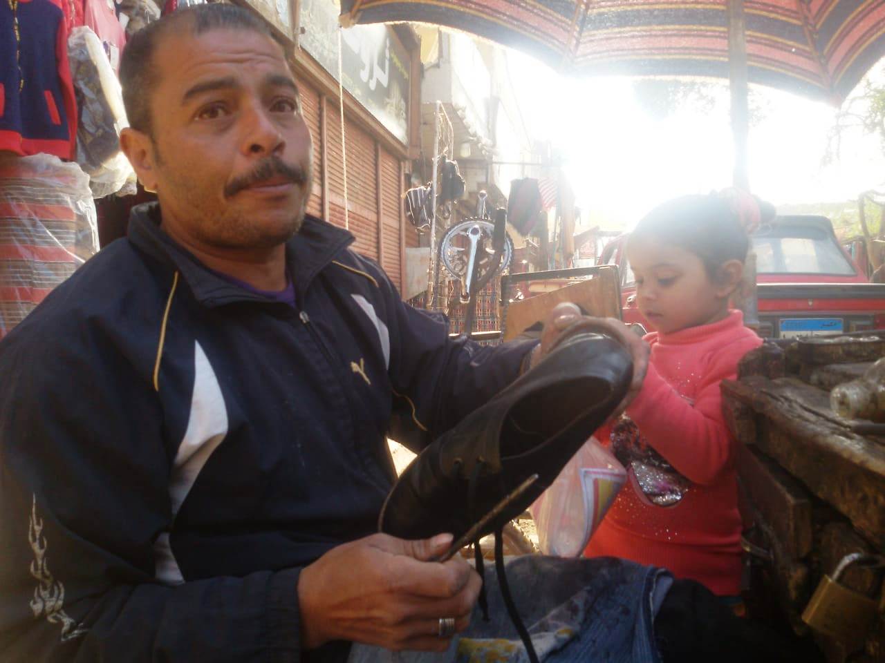 محمد يتحدى الإعاقة بالعمل فى تصليح الأحذية منذ 20 عاما فى بنى سويف (2)
