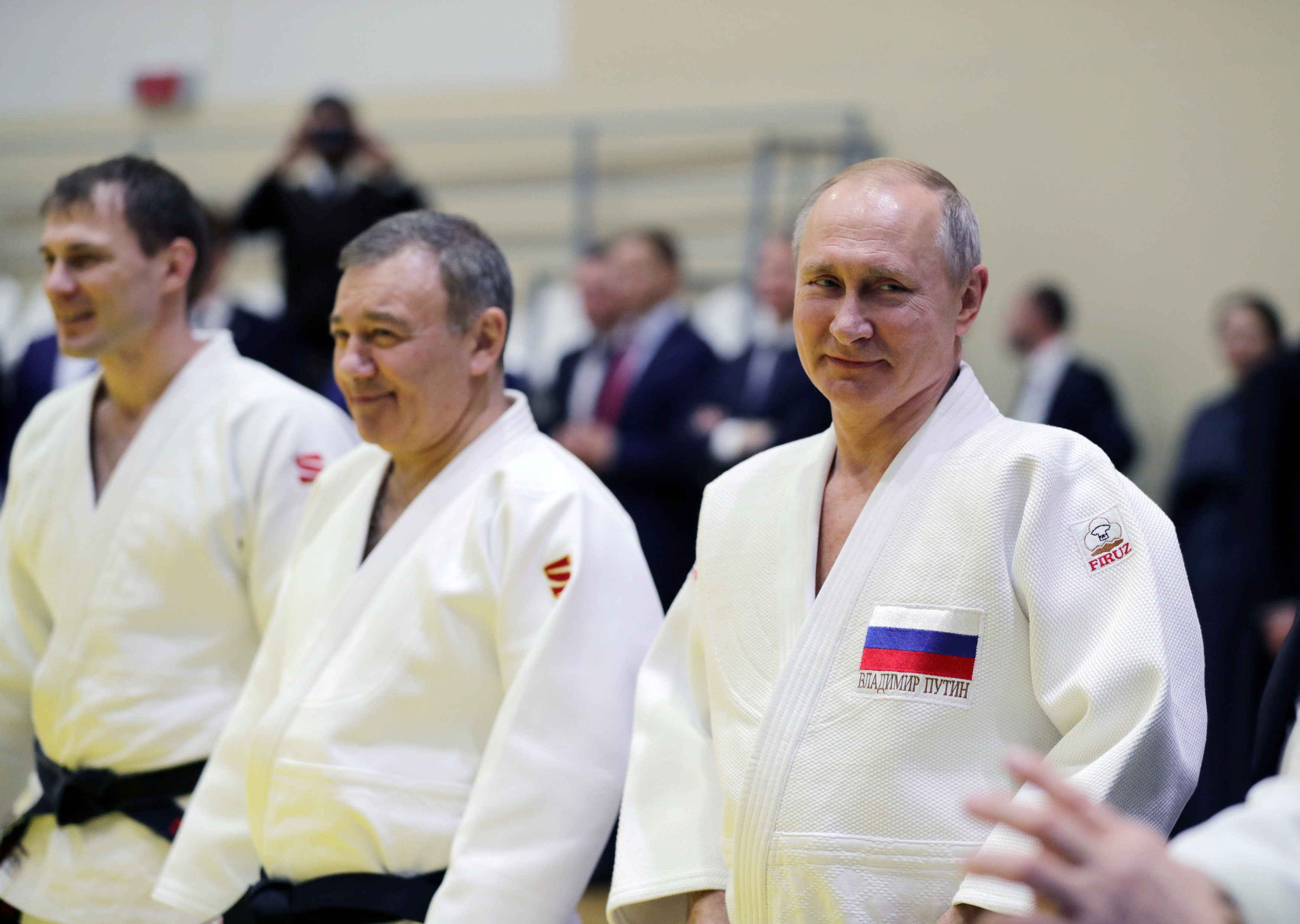 بوتين بين أعضاء فريق الجودو