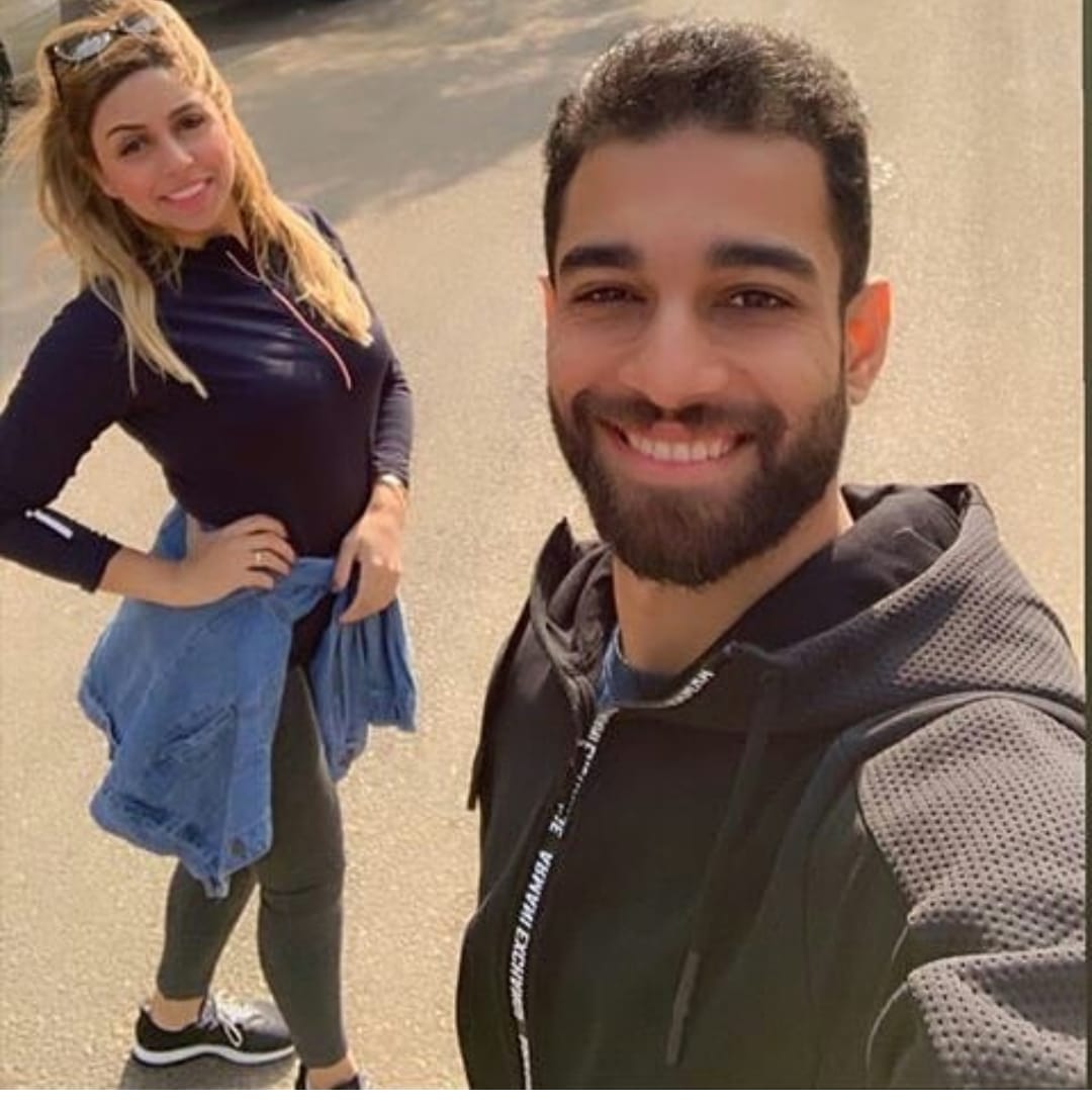 عمرو السولية و زوجته فى صورة سيلفى