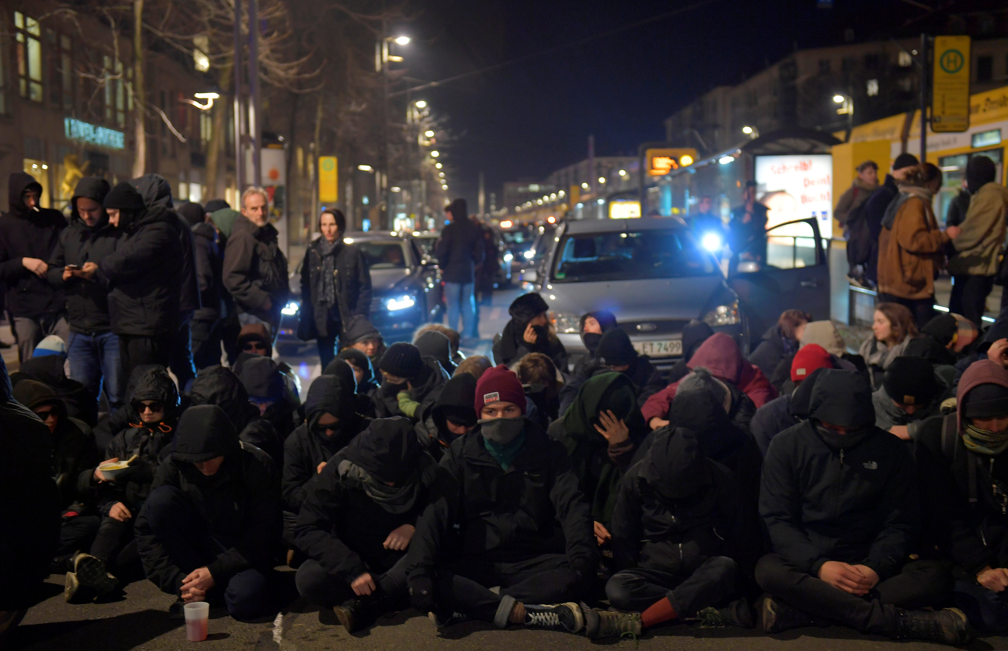 الشرطة الألمانية تعتقل المحتجين (5)