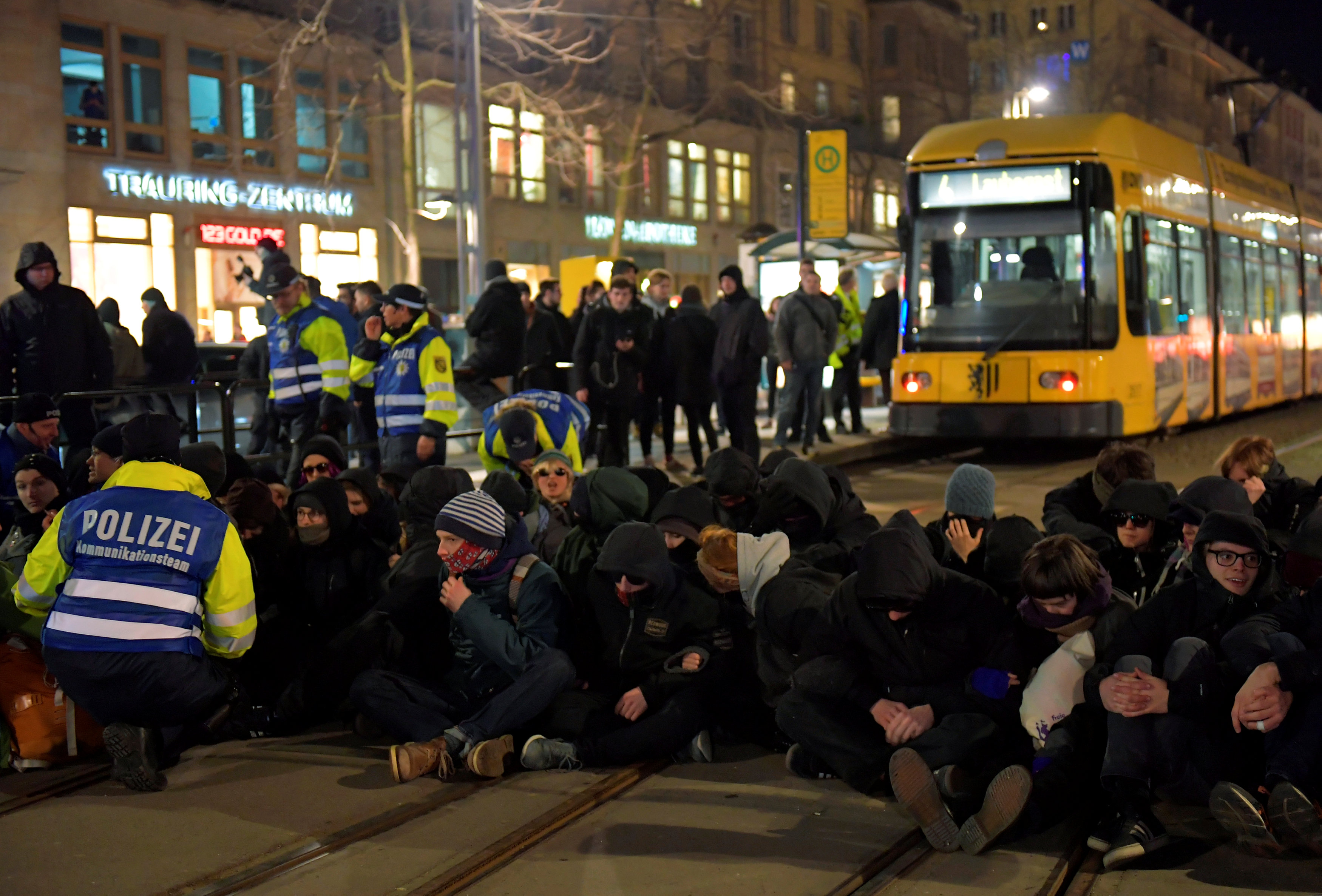 الشرطة الألمانية تعتقل المحتجين (6)