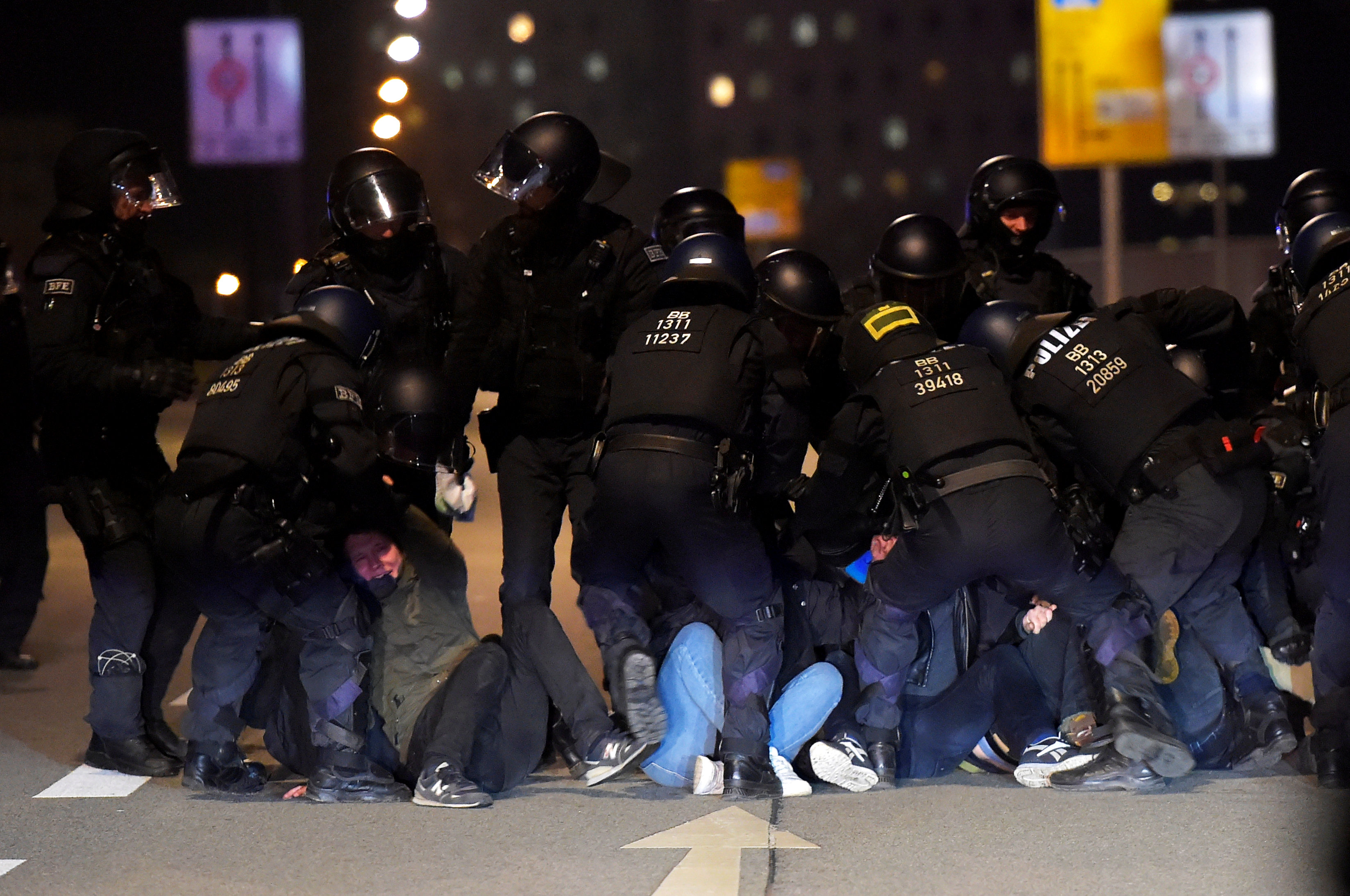 الشرطة الألمانية تعتقل المحتجين (2)