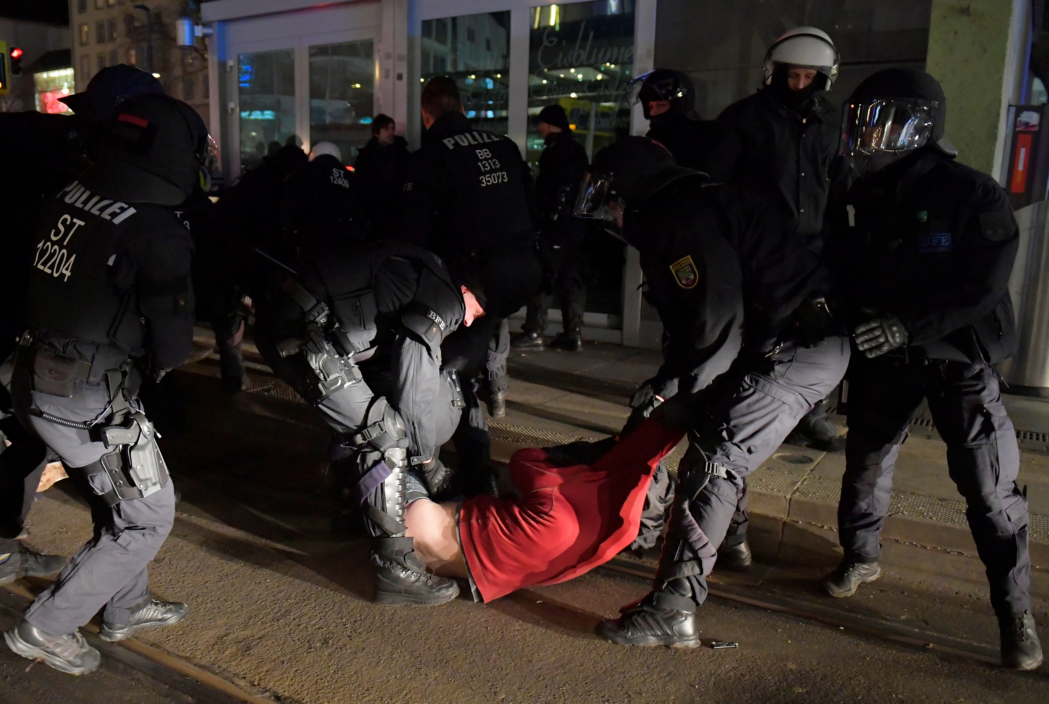 الشرطة الألمانية تعتقل المحتجين (1)