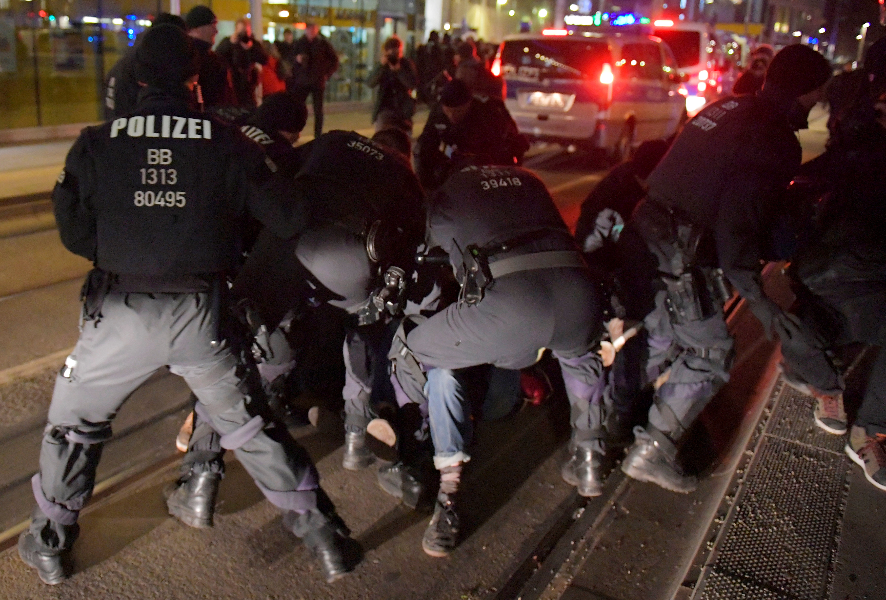الشرطة الألمانية تعتقل المحتجين (7)