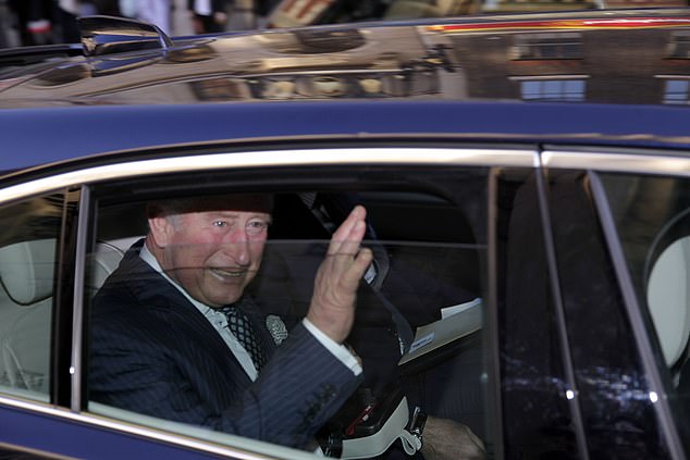 الأمير تشارلز داخل سيارته بدون حزام أمان