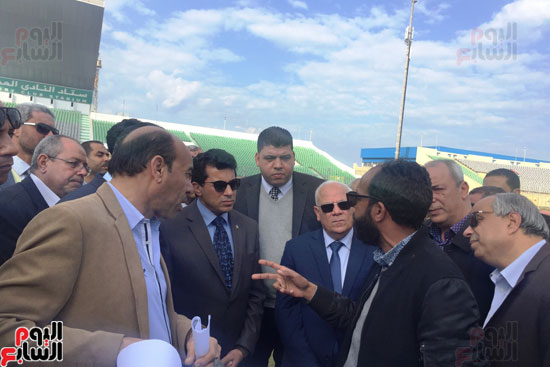 وزير الرياضة ومحافظ بورسعيد يتفقدان النادى المصرى (3)
