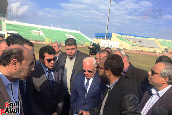 وزير الرياضة ومحافظ بورسعيد يتفقدان النادى المصرى (2)
