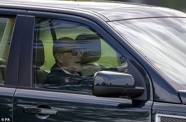 الأمير فيليب داخل سيارته بدون حزام أمان