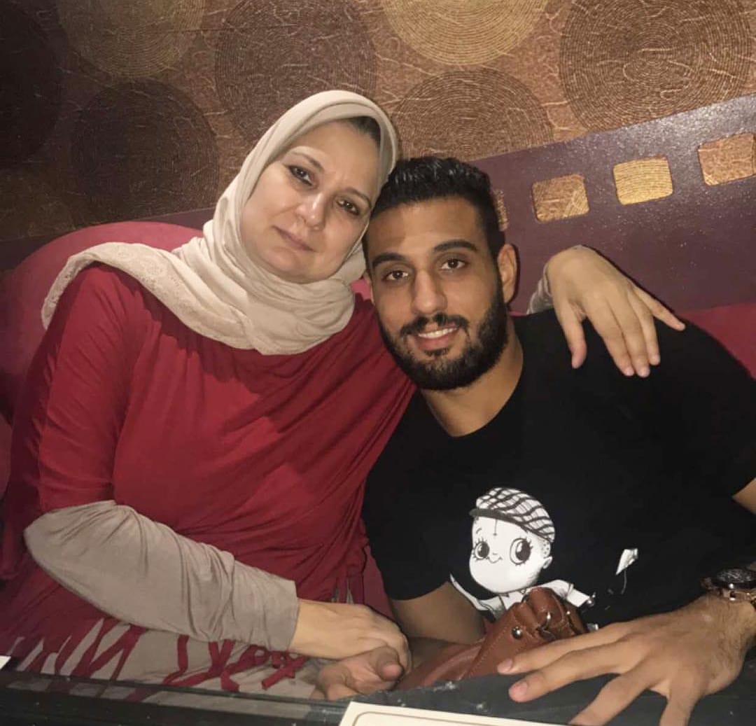 أحمد الشناوى مع والدته