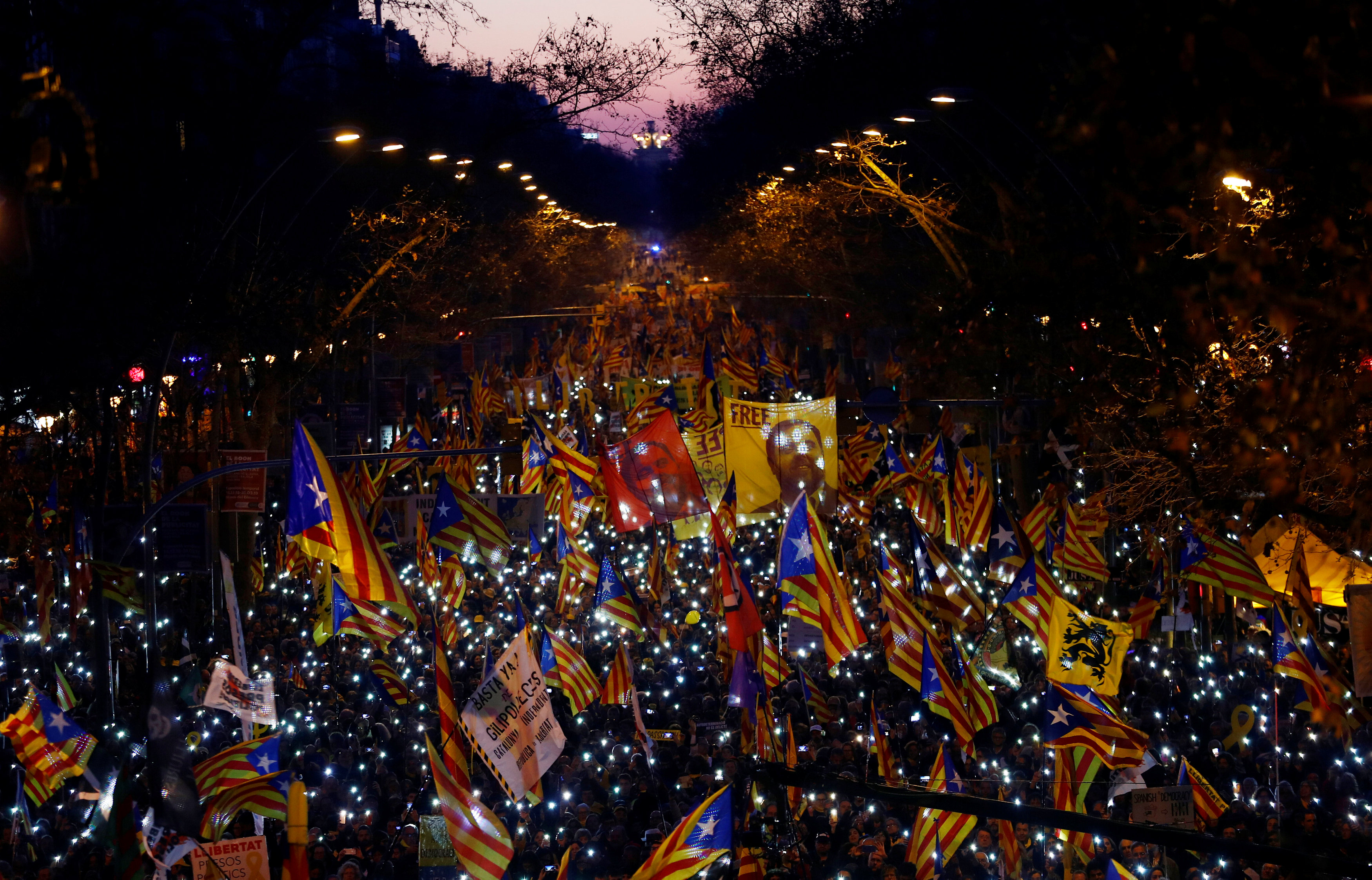 احتجاجات حاشدة فى شوارع برشلونة  (6)