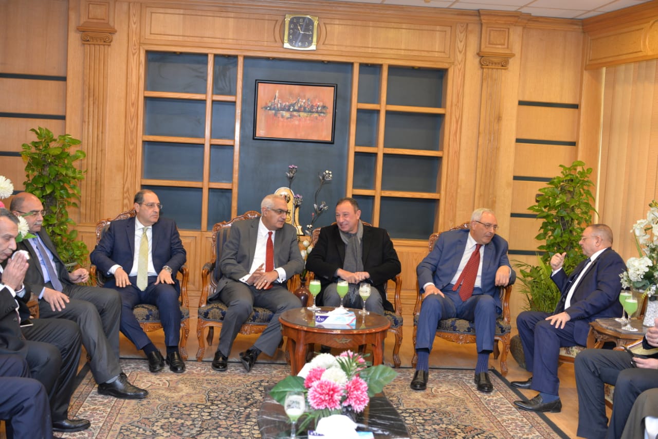 رئيس جامعة المنصورة يستقبل محمود الخطيب ووزير التعليم العالى الأسبق  (1)