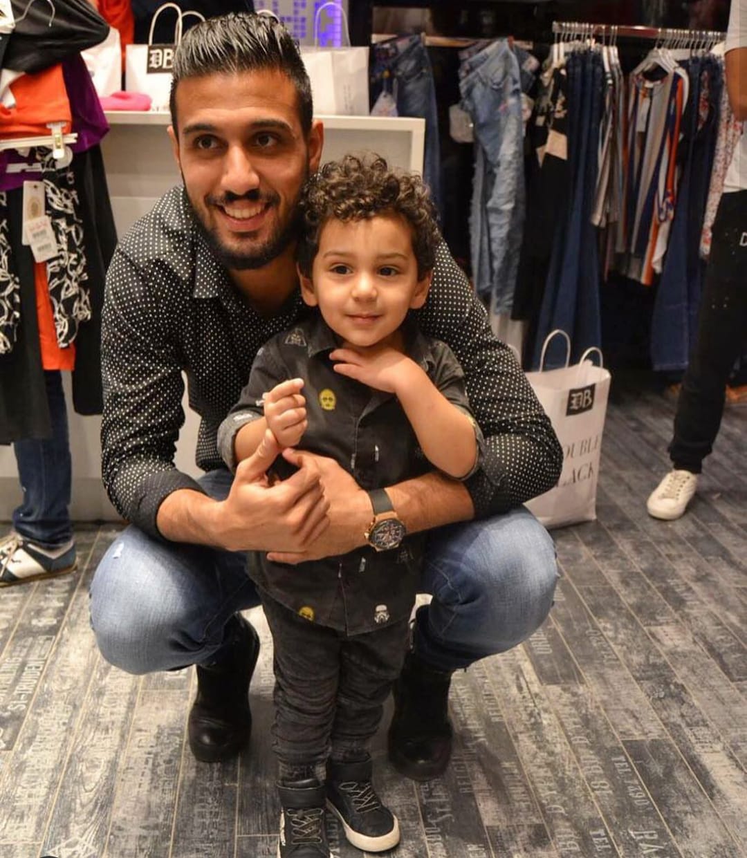 أحمد الشناوى مع أبنه أدم