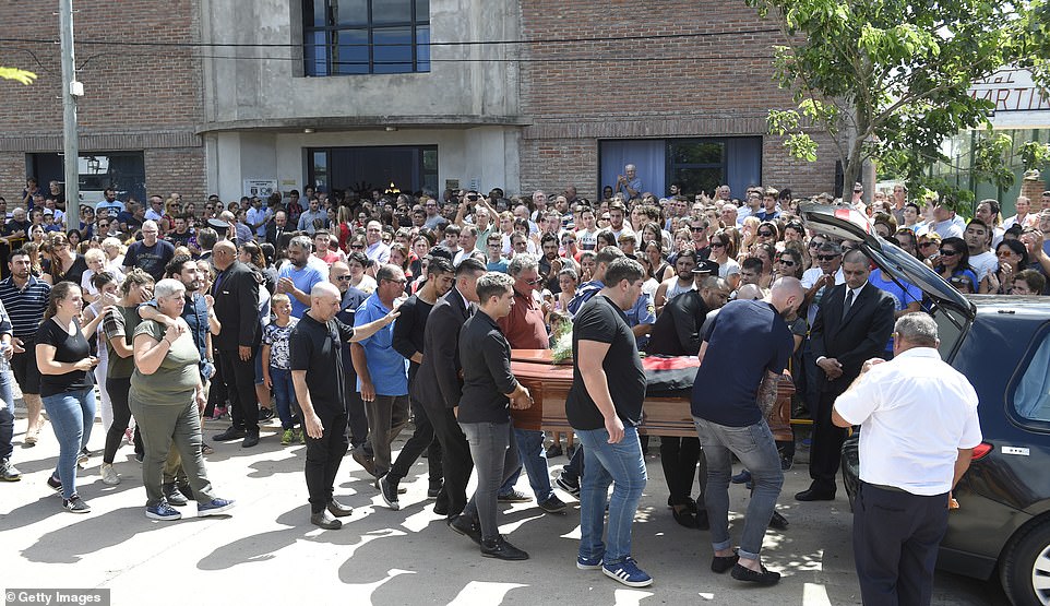 حضور كبير ومشاركة شعبية فى جنازة إيميليانو سالا