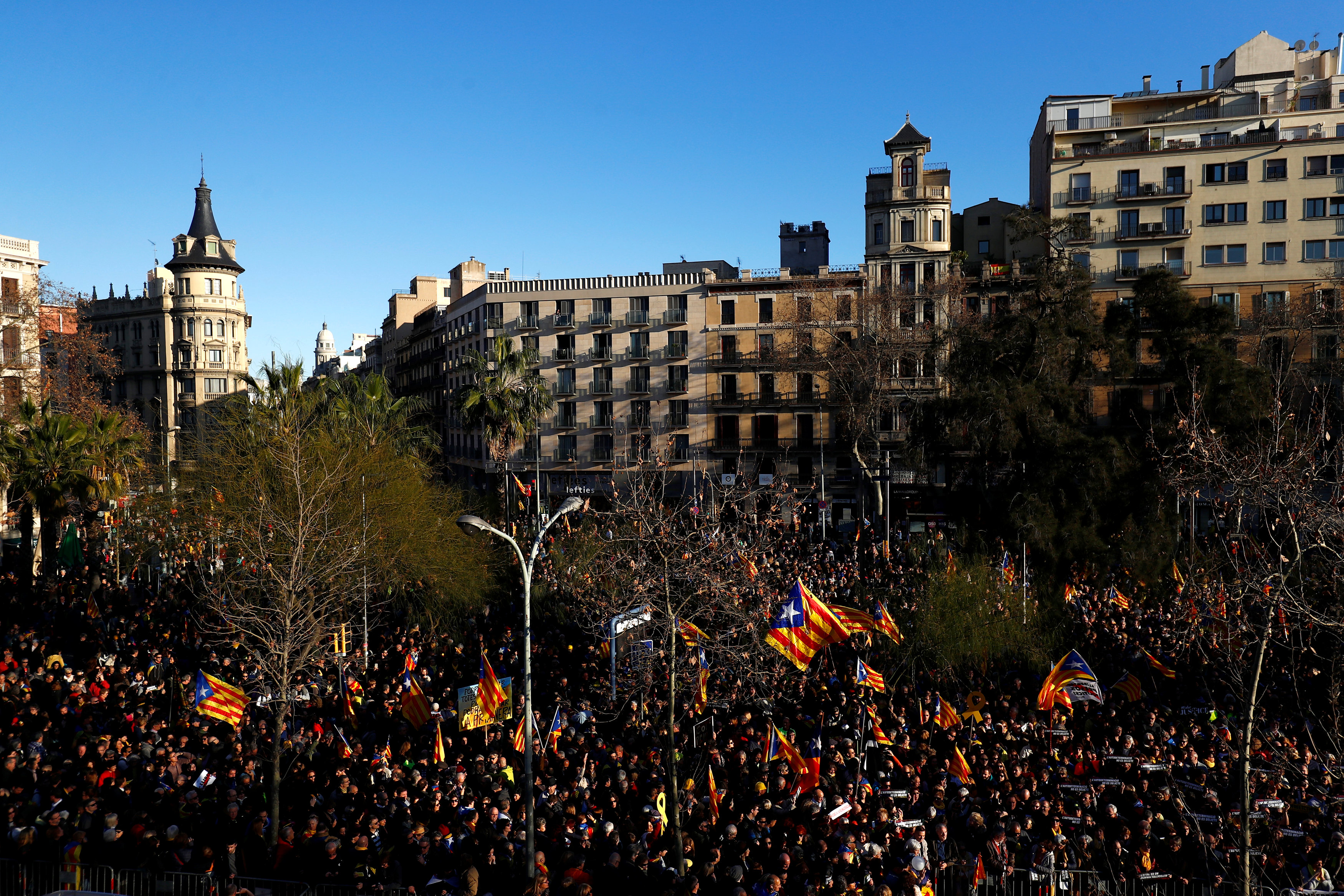 احتجاجات حاشدة فى شوارع برشلونة  (1)
