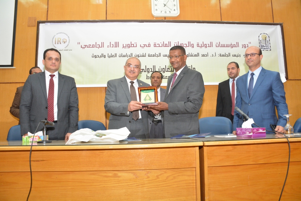 جامعة أسيوط توقع اتفاقية تعاون مشترك مع جامعة الزعيم الأزهري السودانية (9)