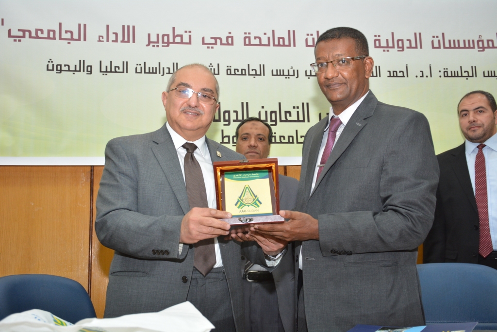 جامعة أسيوط توقع اتفاقية تعاون مشترك مع جامعة الزعيم الأزهري السودانية (8)