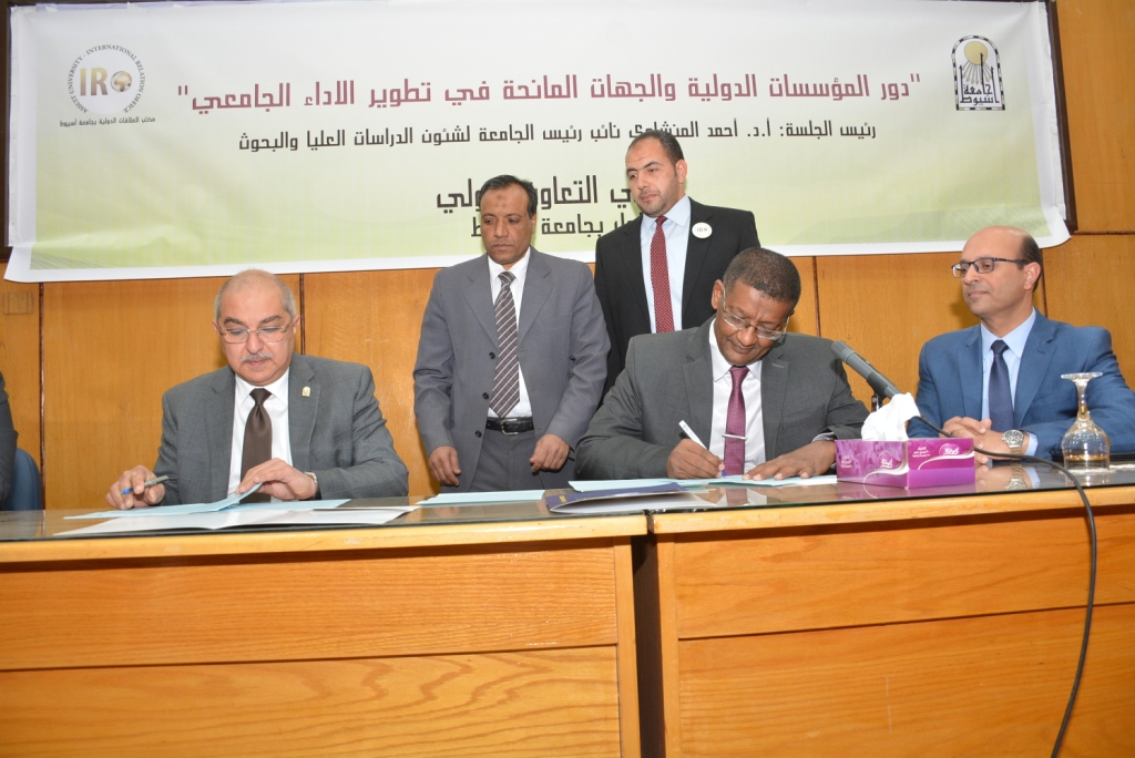 جامعة أسيوط توقع اتفاقية تعاون مشترك مع جامعة الزعيم الأزهري السودانية (6)