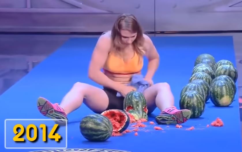فتاة تحطم البطيخ بعضلات الفخذ