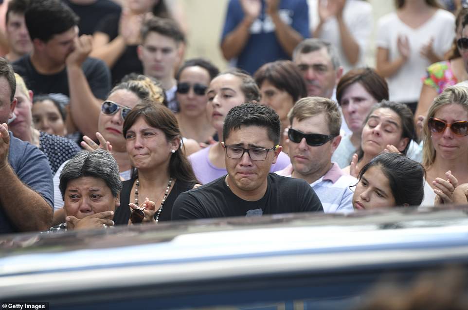 حالة حزن وبكاء بين المشاركين فى جنازة إيميليانو سالا