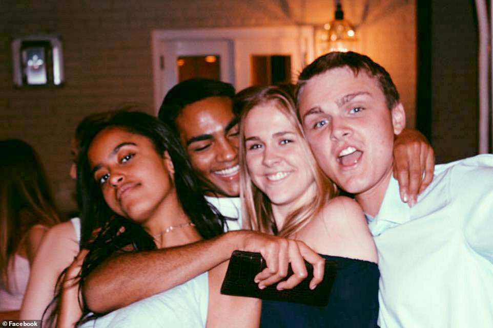 صورة ماليا أوباما مع أصدقائها
