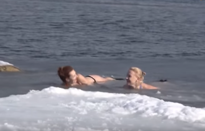السباحة وسط الثلوج عادة روسية بين الكثير من الفتيات