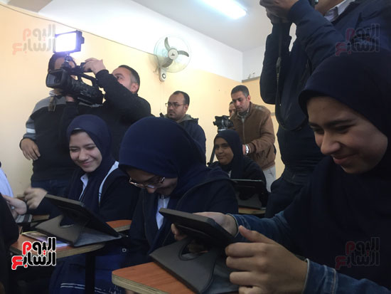 وزير التربية والتعليم مع الطالبات أثناء شرح درس لغة عربية (3)