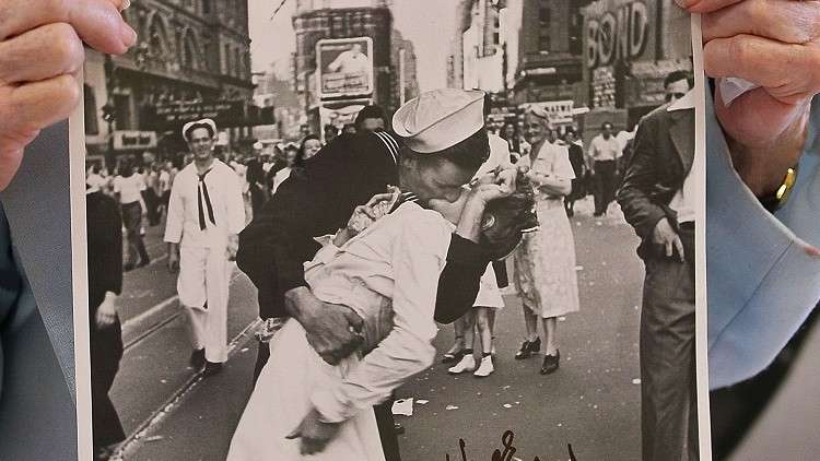 صورة لأشهر قبلة خلال انتهاء الحرب العالمية الثانية