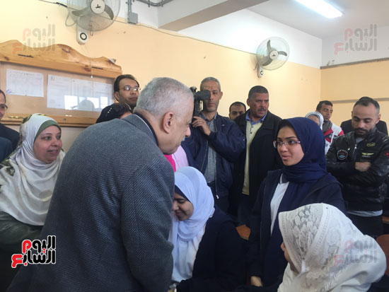 وزير التربية والتعليم مع الطالبات أثناء شرح درس لغة عربية (7)