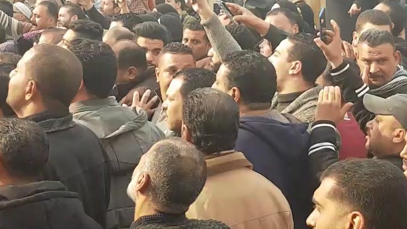 مئات الأهالي يشاركون بجنازة شعبية للشهداء مئات الأهالي يشاركون بجنازة شعبية للشهداء