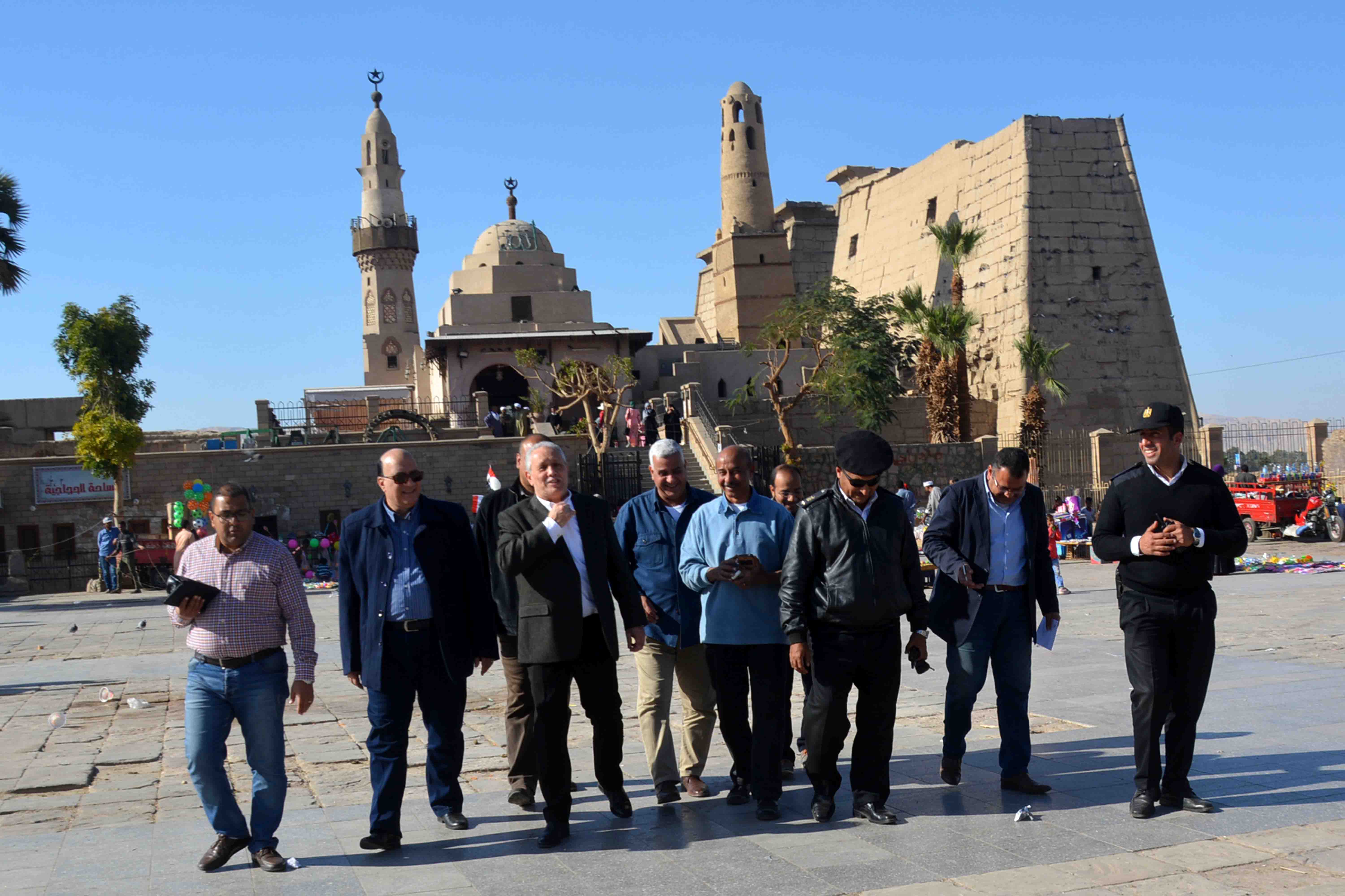 محافظ الأقصر يقود جولات لمتابعة تجميل ميدان أبو الحجاج والسوق السياحي (4)