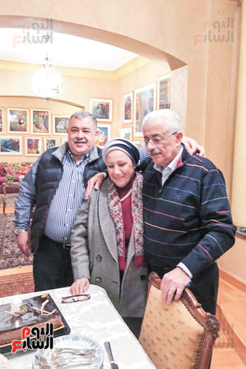 مع والدته وشقيقه عمرو