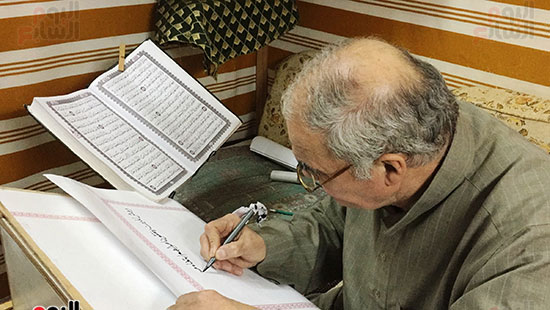 مواطن يكتب المصحف الشريف بخط يده فى المحلة (6)