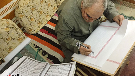 مواطن يكتب المصحف الشريف بخط يده فى المحلة (2)