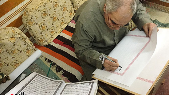 مواطن يكتب المصحف الشريف بخط يده فى المحلة (3)