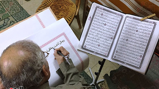 مواطن يكتب المصحف الشريف بخط يده فى المحلة (4)
