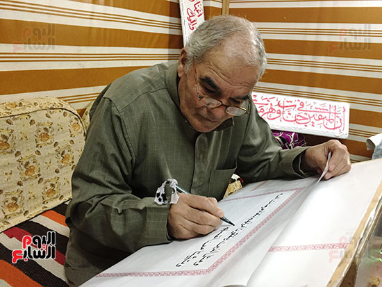 مواطن يكتب المصحف الشريف بخط يده فى المحلة (7)
