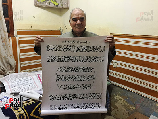 مواطن يكتب المصحف الشريف بخط يده فى المحلة (13)