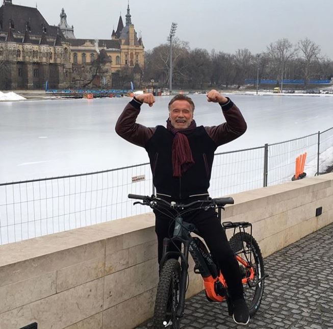 أرنولد شوارزنيجرز يقود دراجته خلال موجة البرد القارص